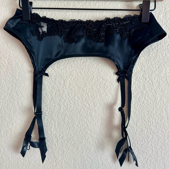 Victoria's Secret Garter Belt Beautiful Black Silk & Lace Size M Sexy Delicate - Picture 2 of 5
